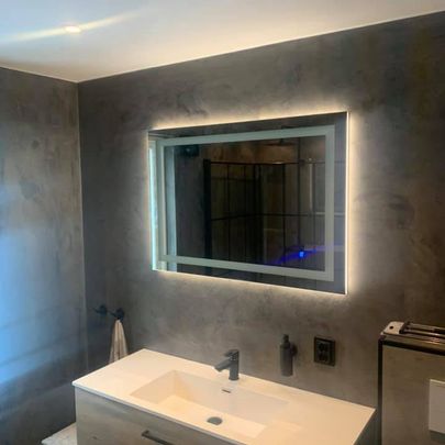 Bad med lys bak speil